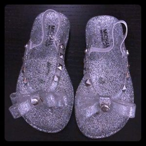 Girls faux flip flop (helper in the back) ❤️